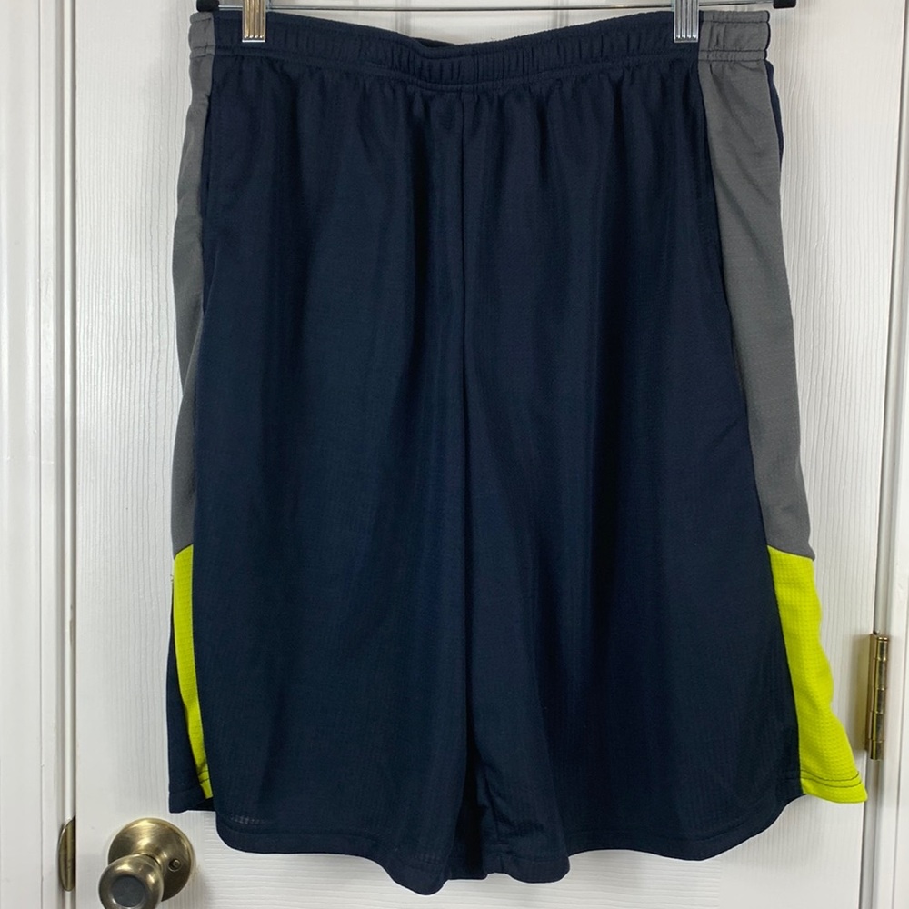 NWOT Zone Pro navy blue men’s shorts with grey /yellow on the sides, pockets XL